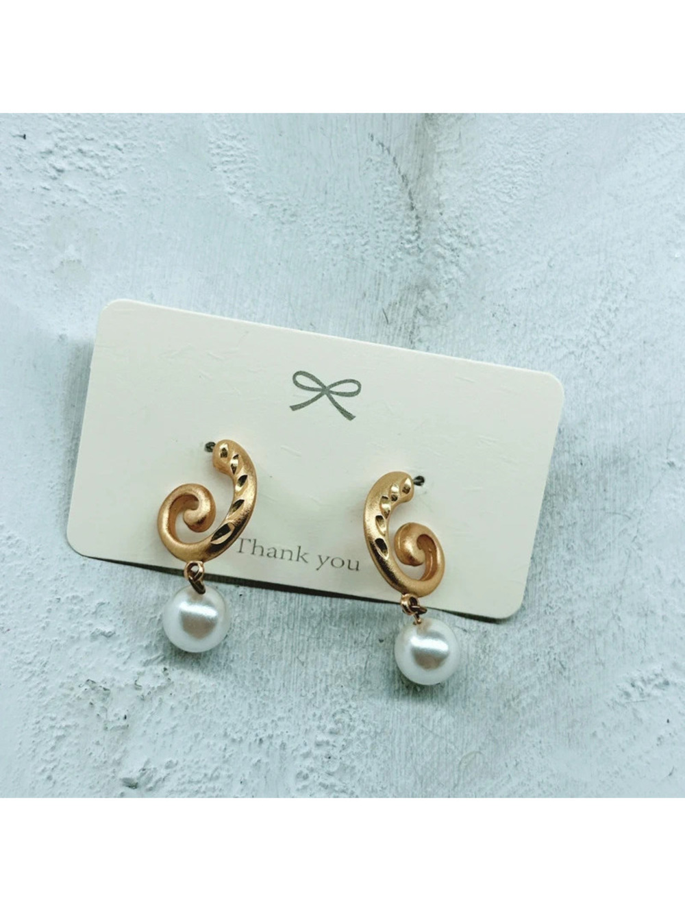 1035mc. Goldtone Faux Pearl Earring